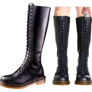 Dr. Martens 9663 20 Eye combat boots